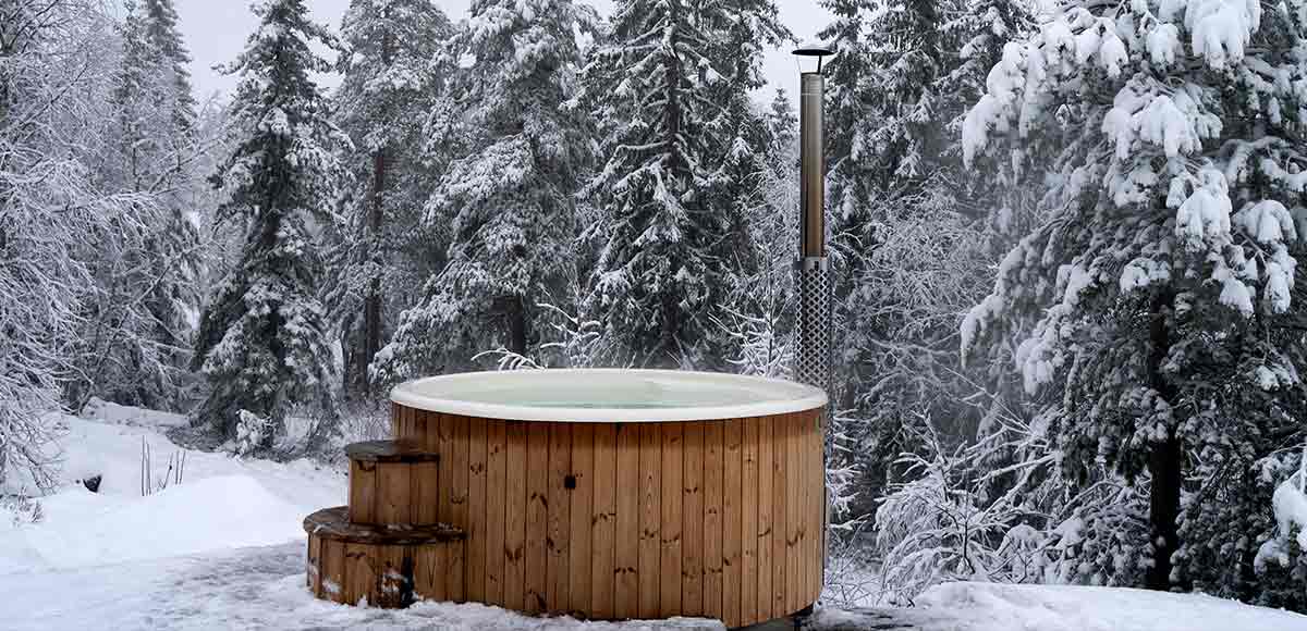 Jacuzzi Exterior En Una Terraza De Madera En Medio Del Bosque