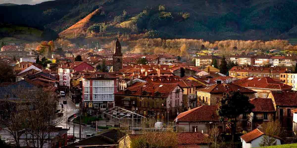 Vistas panorámicas a todo el bonito pueblo de Cantabria Cabezón de la Sal en otoño