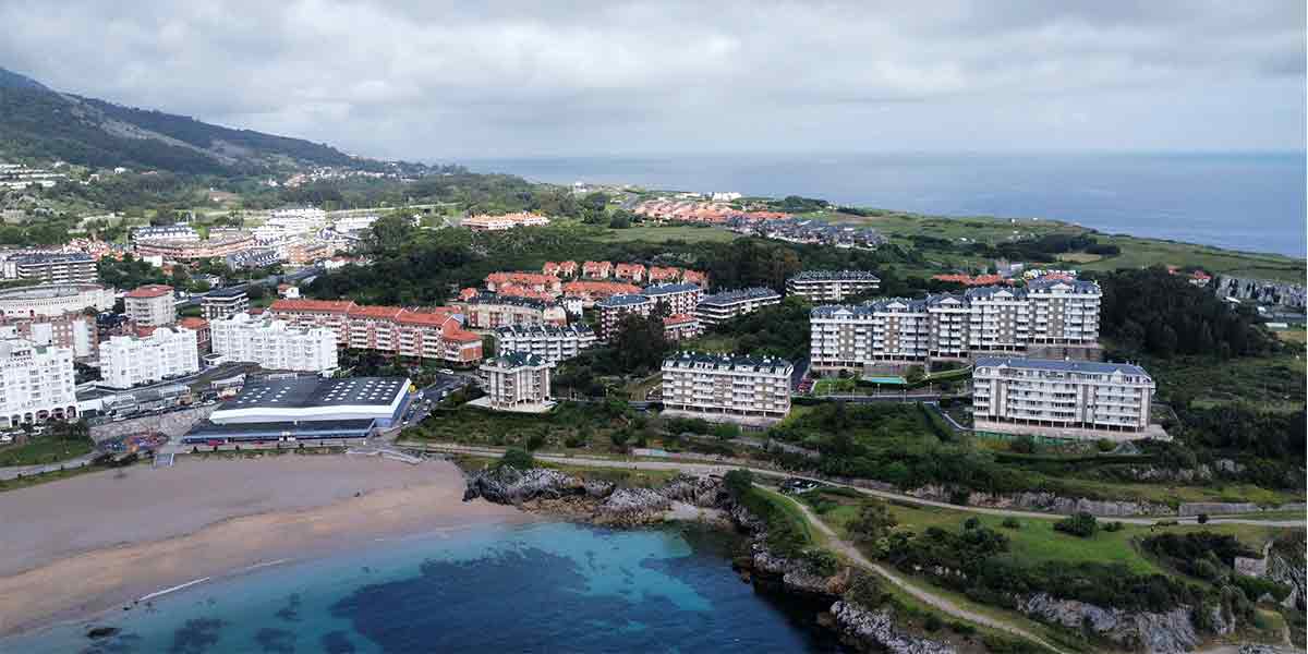 Vistas panorámicas del pueblo de Castro Urdiales en Cantabria, donde se ve una bonita playa, con el pueblo detrás rodeado de naturaleza