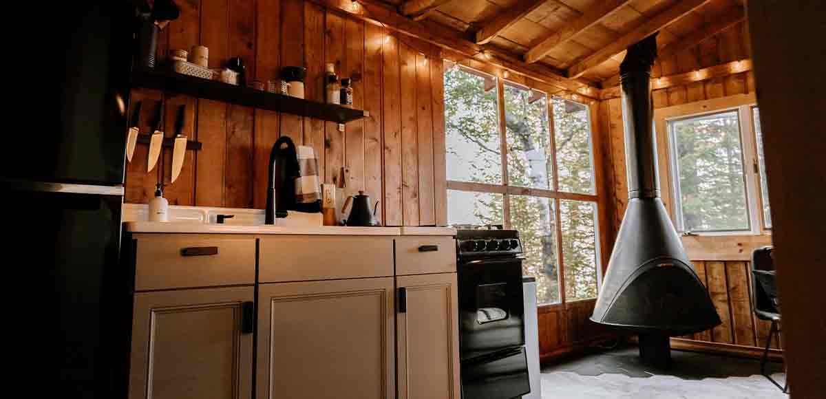 Una cocina de cabaña de madera muy equipada