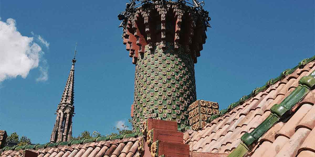 La bonita torre del capricho de Gaudí en Comillas, una de las obras modernistas más importantes de Cantabria