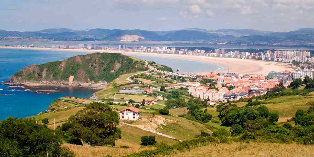 Impresionantes vistas panorámicas del centro histórico de Laredo con su infinita playa y la Atalaya adentrándose en el mar Cantábrico