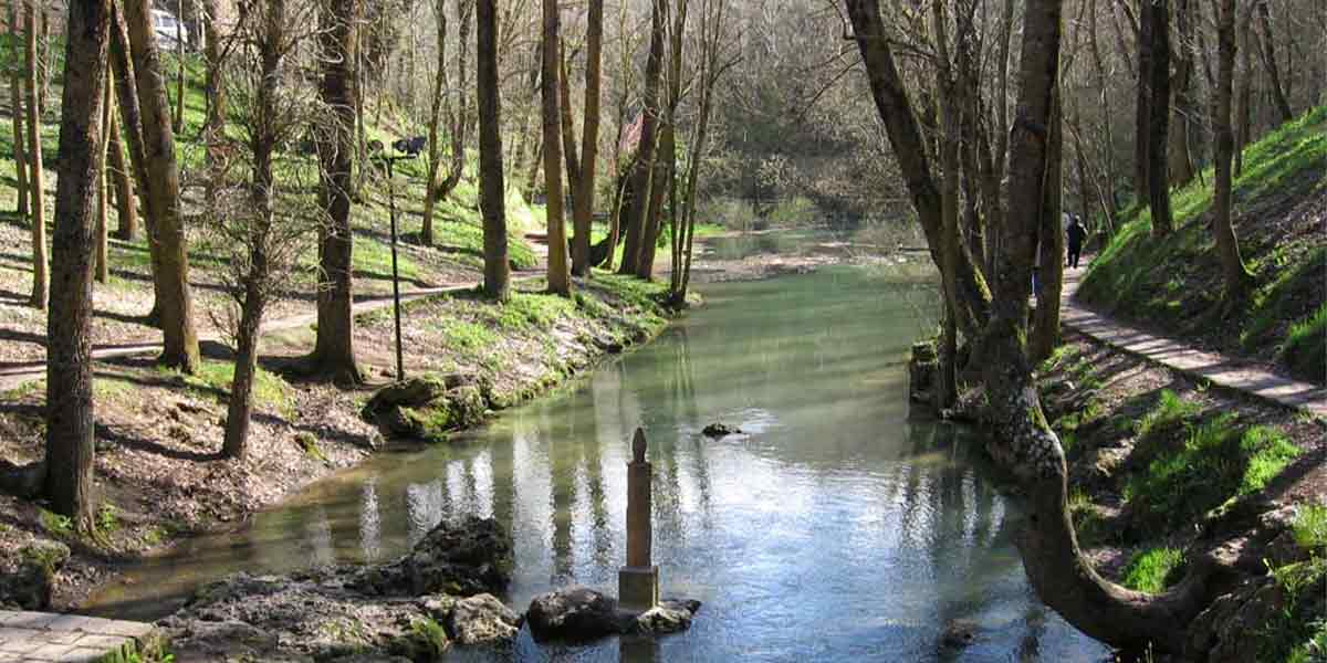 Un tranquilo río bordeado por vegetación y naturaleza en un bonito entorno natural en Reinosa