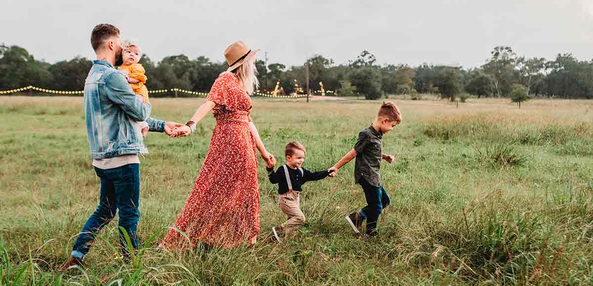 Una familia de vacaciones dando un paseo por la naturaleza