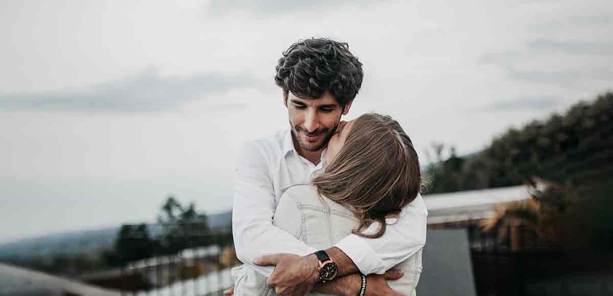 Una pareja enamorada disfrutando de su viaje de novios en una cabaña del bosque