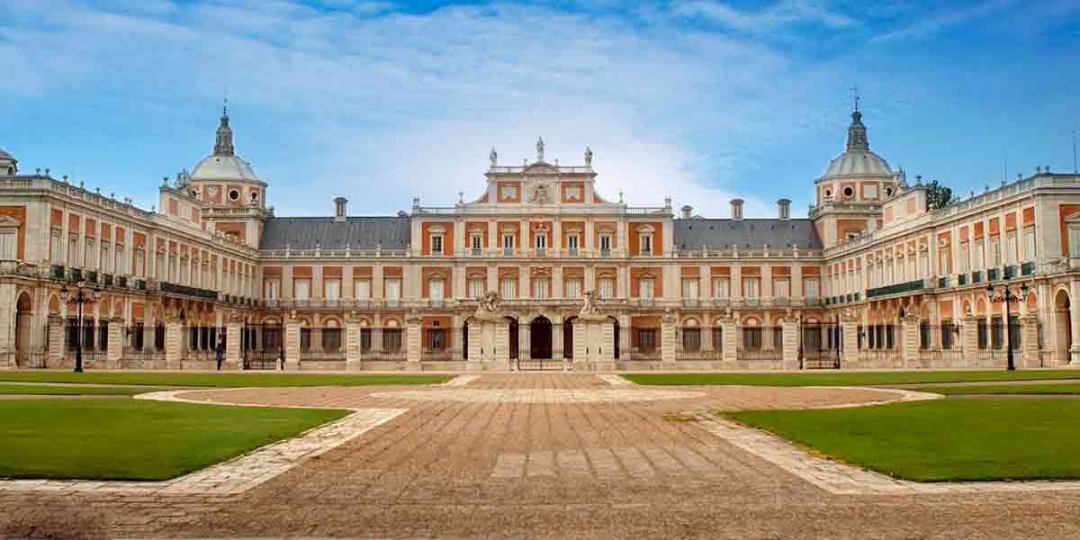 El grandioso Palacio Real de Aranjuez, que lo convierte en uno de los pueblos bonitos cerca de Madrid favoritos para los madrileños