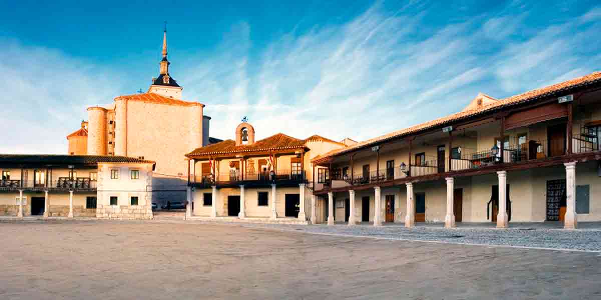 La pintoresca Plaza Mayor de Colmenar de Oreja, con el centro de arena y unas bonitas columnas alrededor