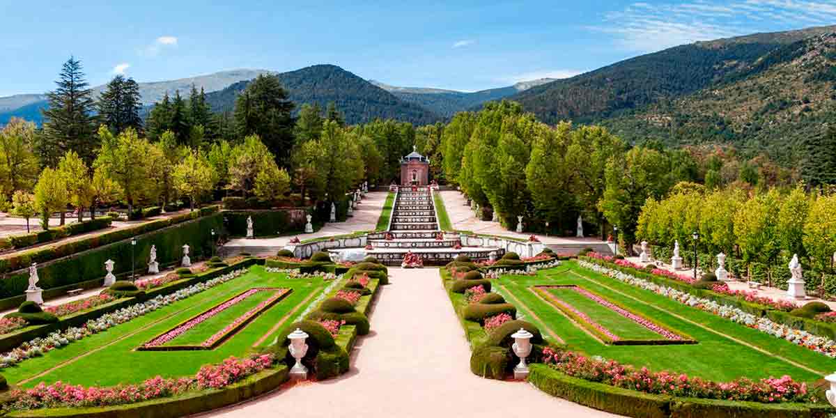 Bonitas vistas a la Granja de San Ildefonso donde se ven sus inmensos jardines florales y las montañas de su alrededor.