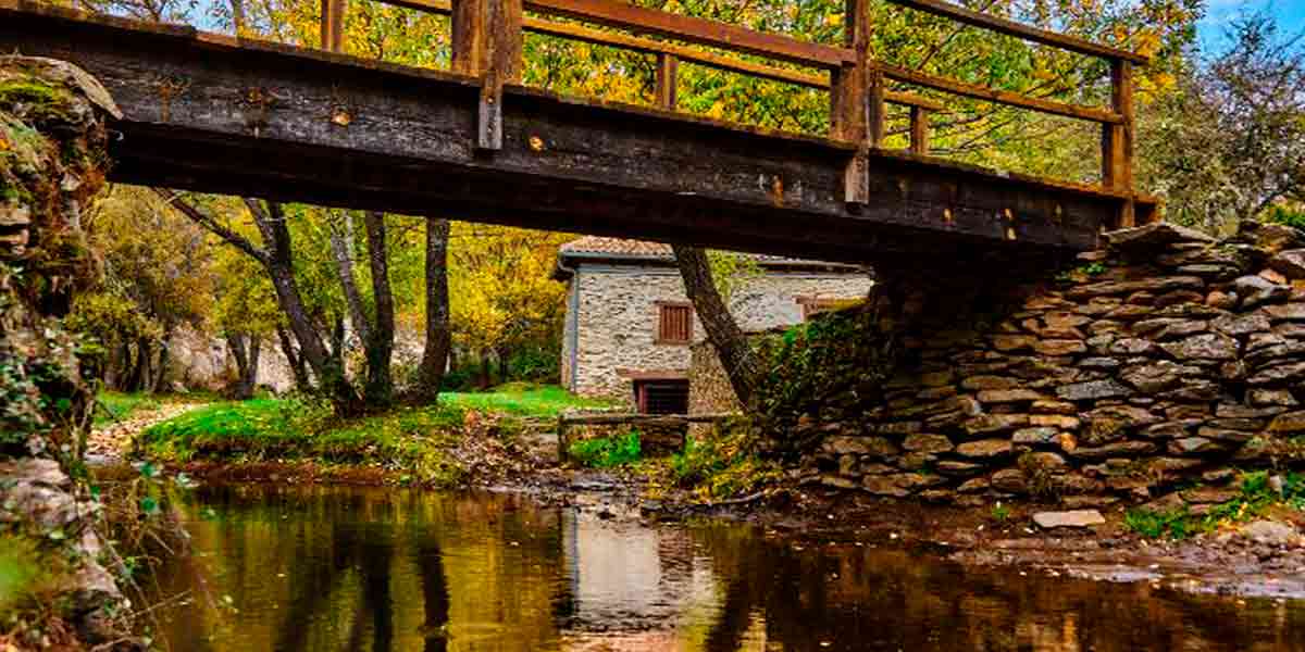 El encantador puente que encabeza la entrada de agua del Molino de Juan Bravo en La Hiruela, un entorno natural impresionante