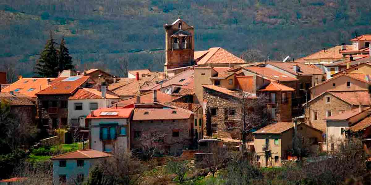 El encantador centro histórico de Montejo de la Sierra con sus típicas casas de piedra con tejados rojizos