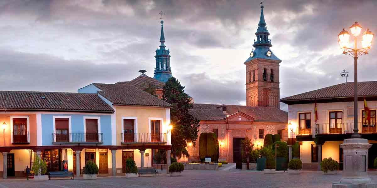 La encantadora plaza de Segovia con la iglesia de Nuestra Señora de la Asunción y el antiguo ayuntamiento de Navalcarnero