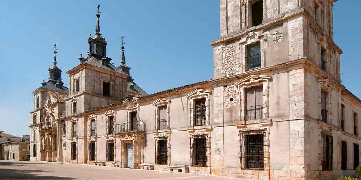 La grandiosa entrada del imponente Palacio de Juan de Goyeneche en Baztán de piedra