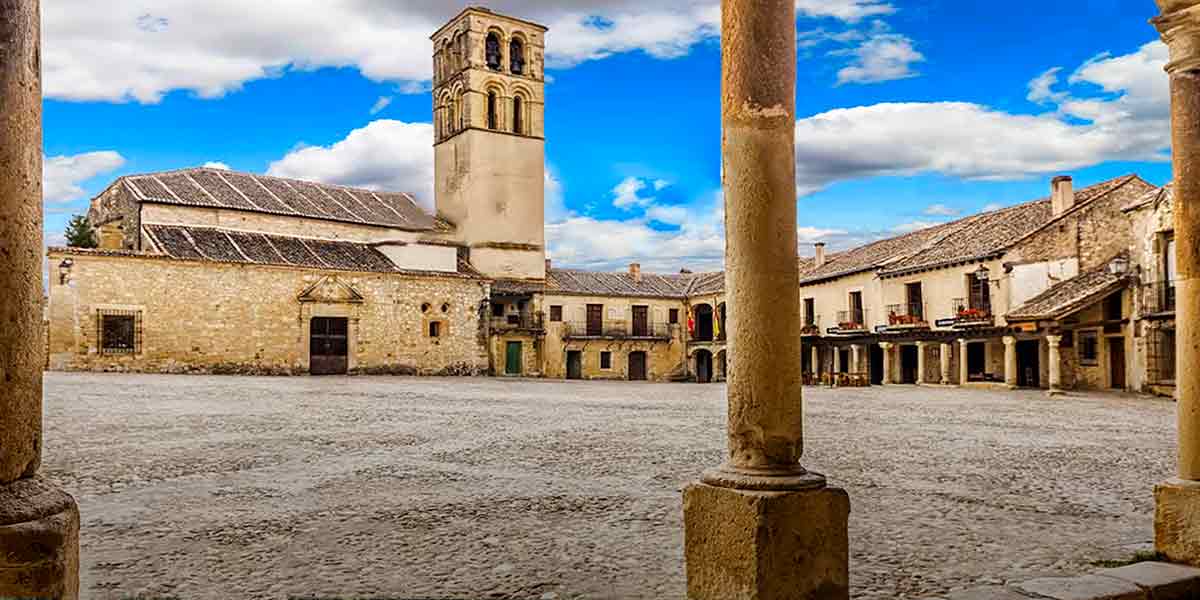 La pintoresca Plaza Mayor de Pedraza con preciosas columnas y portones de piedra y casas tradicionales