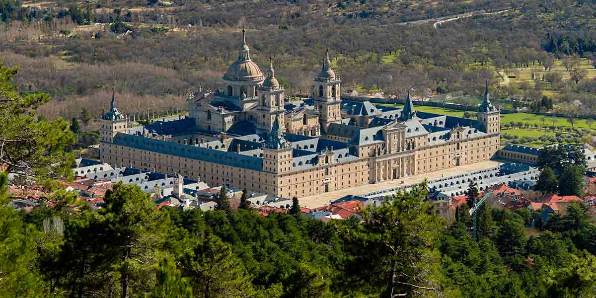 Impresionantes vistas aéreas del Monasterio de El Escorial en San Lorenzo de El Escorial rodeado de naturaleza