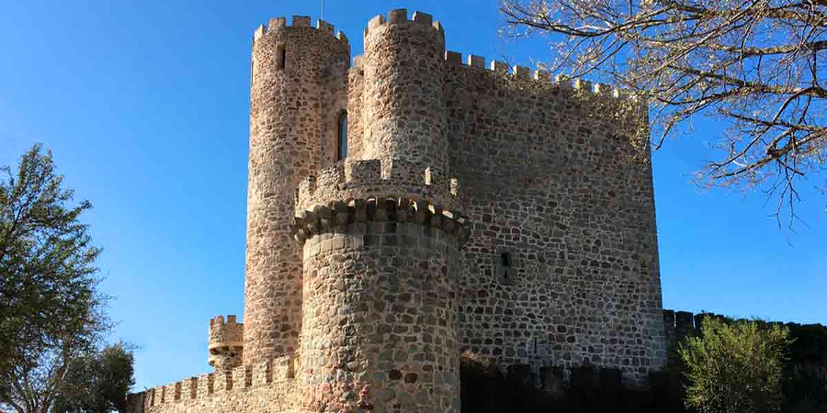 El hermoso y firme Castillo de la Coracera en San Martín de Valdeiglesias con sus bonitas piedras y el cielo azul detrás