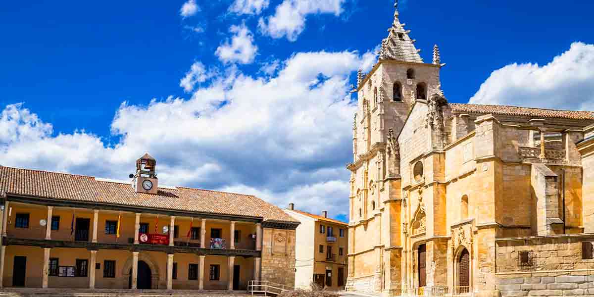 Impresionantes vistas a uno de los pueblos bonitos cerca de Madrid, Torrelaguna, donde se ve la Plaza Mayor, el ayuntamiento y la Iglesia de Santa María Magdalena