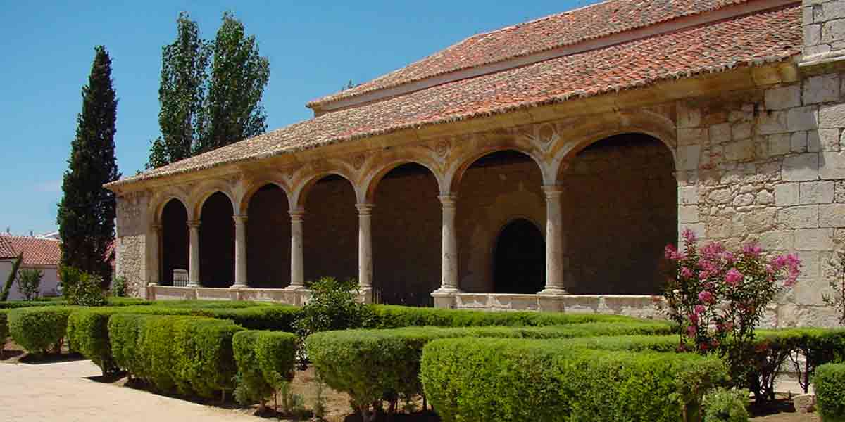 La icónica Iglesia Parroquial Asunción de Nuestra Señora con sus característicos arcos de piedra en la plaza del Sol de Torres de la Alameda