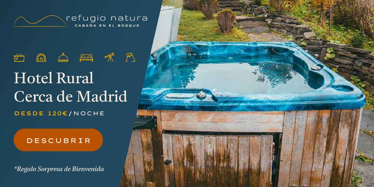 Un elegante jacuzzi de madera en los alrededores de un hotel rural cerca de Madrid llamado Refugio Natura