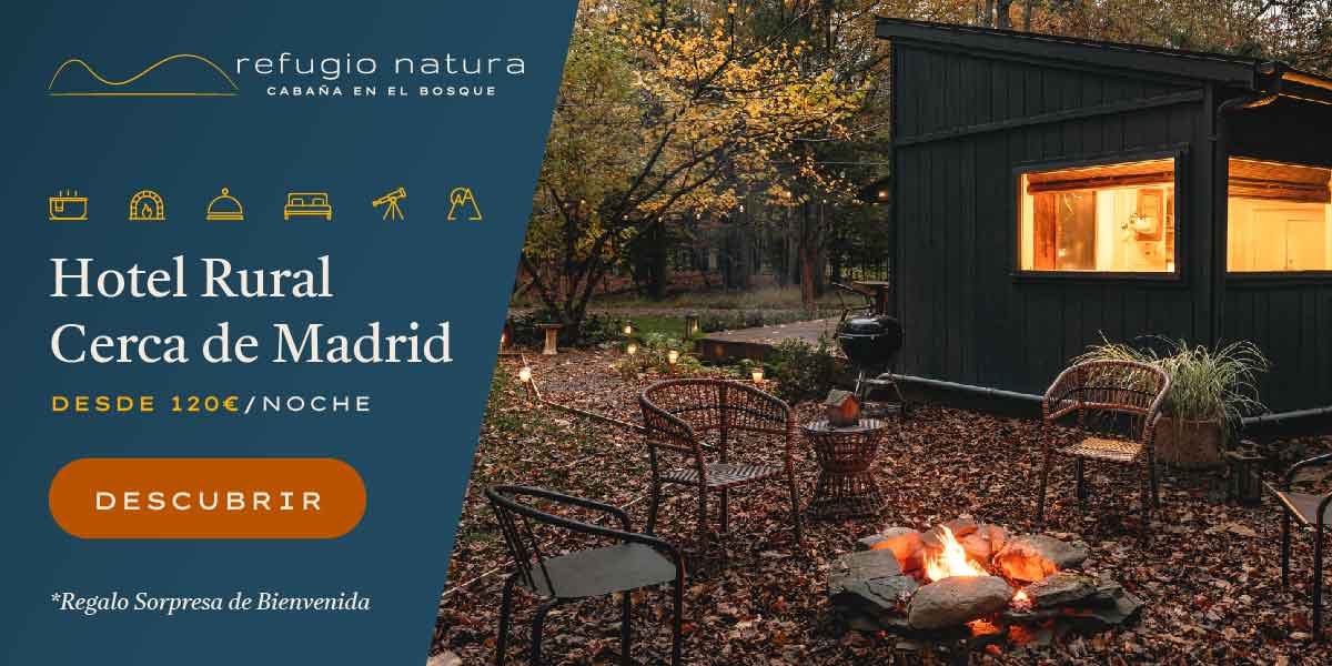 Una hoguera encendida en el jardín de un acogedor hotel rural cerca de Madrid