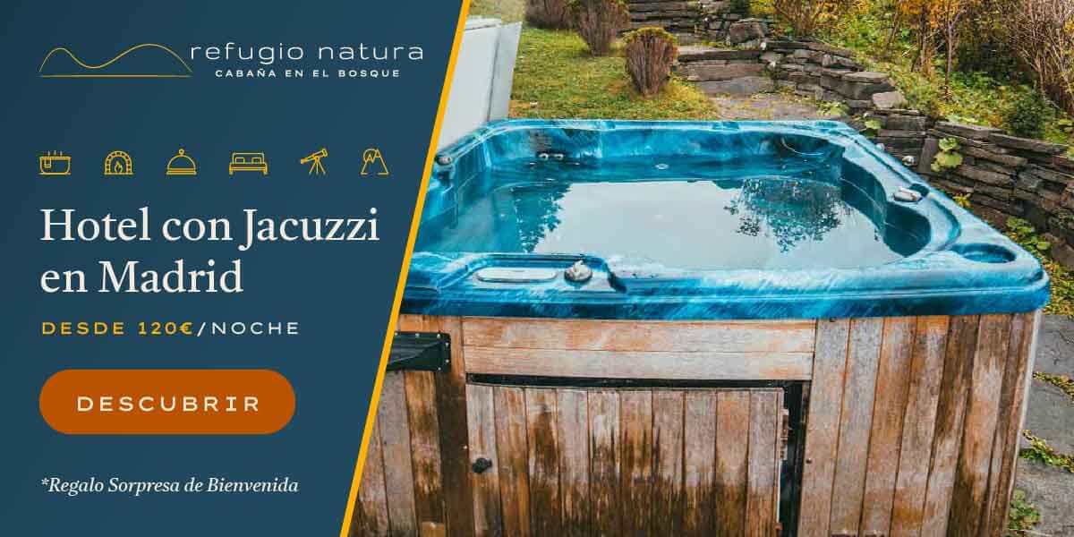 Un bonito jacuzzi de madera al aire libre en uno de los mejores hoteles con jacuzzi en Madrid