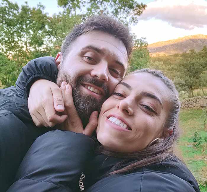 Pati y Álvaro de Refugio Natura sonriendo y contentos de emprender juntos