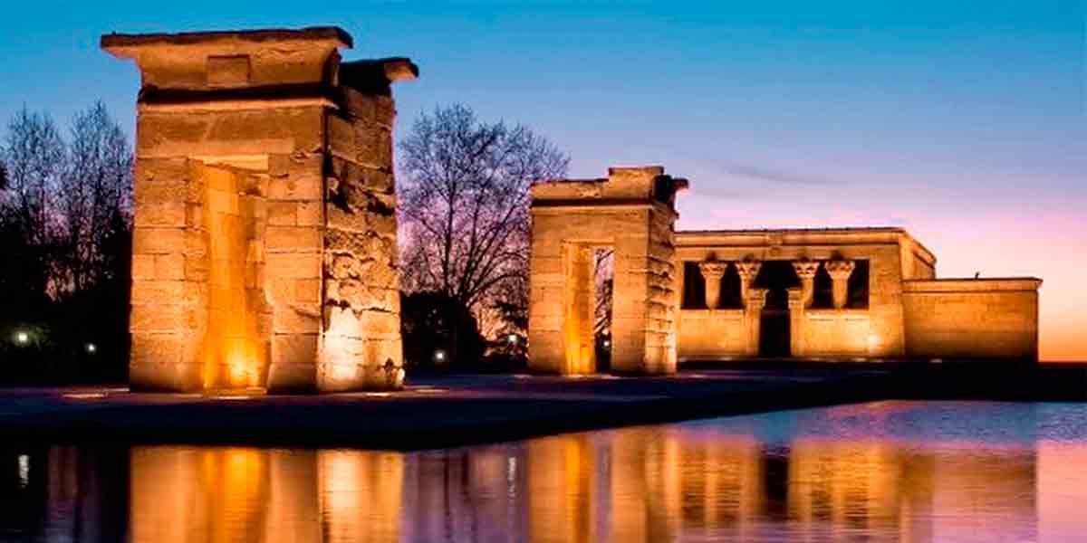 El Templo de Debod, que cuenta con uno de los atardeceres más impresionantes en Madrid, es uno de los planes en pareja Madrid más inigualables