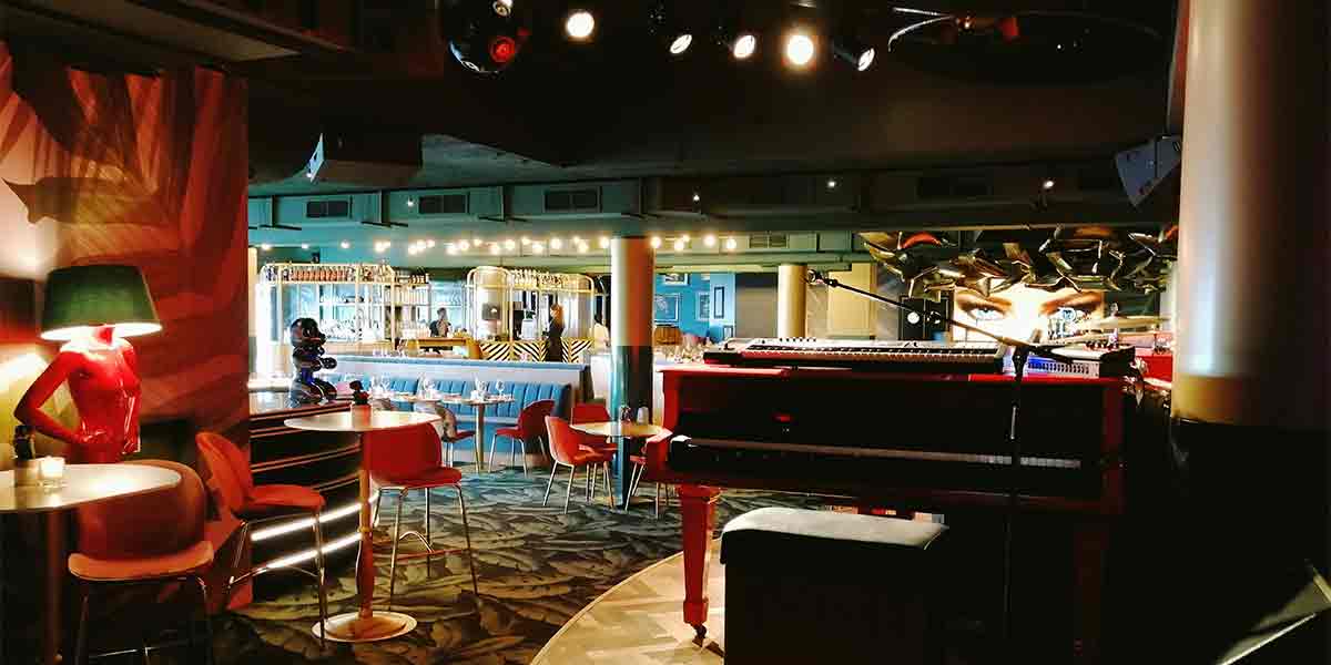 Un piano bar, uno de los planes en pareja Madrid más originales donde una pareja puede ir tanto a cenar como a disfrutar de un concierto de piano de calidad