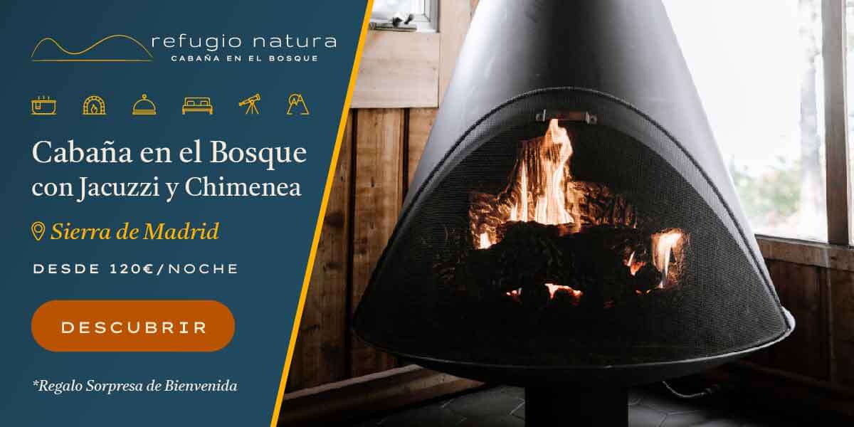 La chimenea encendida en una habitación de una cabaña en el bosque