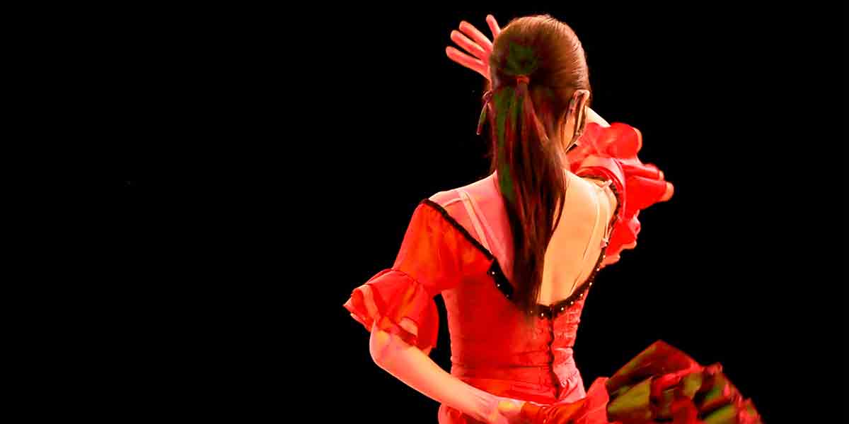 Una bailadora de flamenco profesional dando clases de flamenco a una pareja, uno de los planes en pareja Madrid más excepcionales