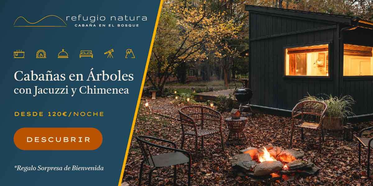 La bonita terraza de las cabañas en árboles, donde hay una hoguera encendida con sillas alrededor