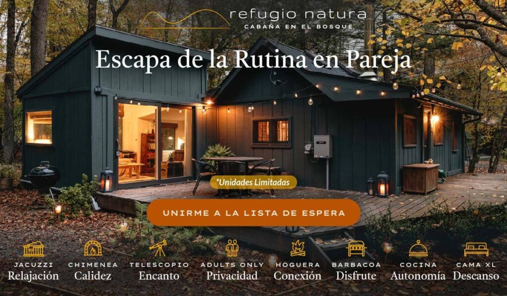 El exterior de una cabaña en el bosque con jacuzzi, ideal para los que buscan planes en pareja Madrid