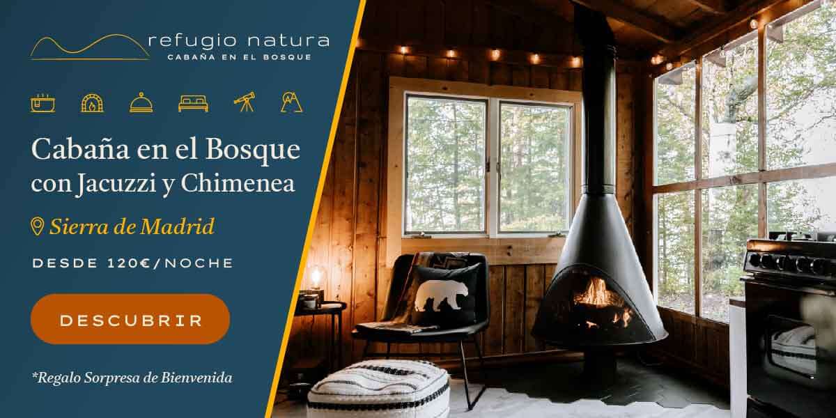 El acogedor interior de unas cabañas en el bosque con jacuzzi y chimenea