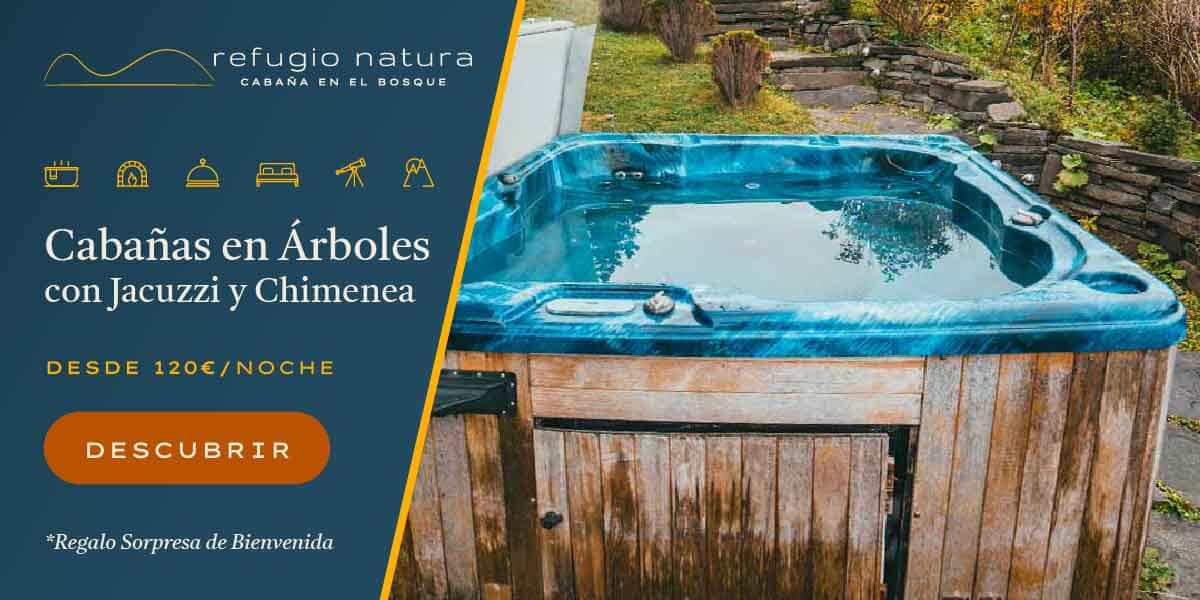 El exclusivo jacuzzi exterior de madera que hay en las cabañas en árboles