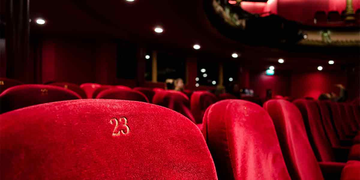 Las butacas rojas clásicas de un teatro en la Gran Vía de Madrid donde se representan infinidad de musicales y espectáculos