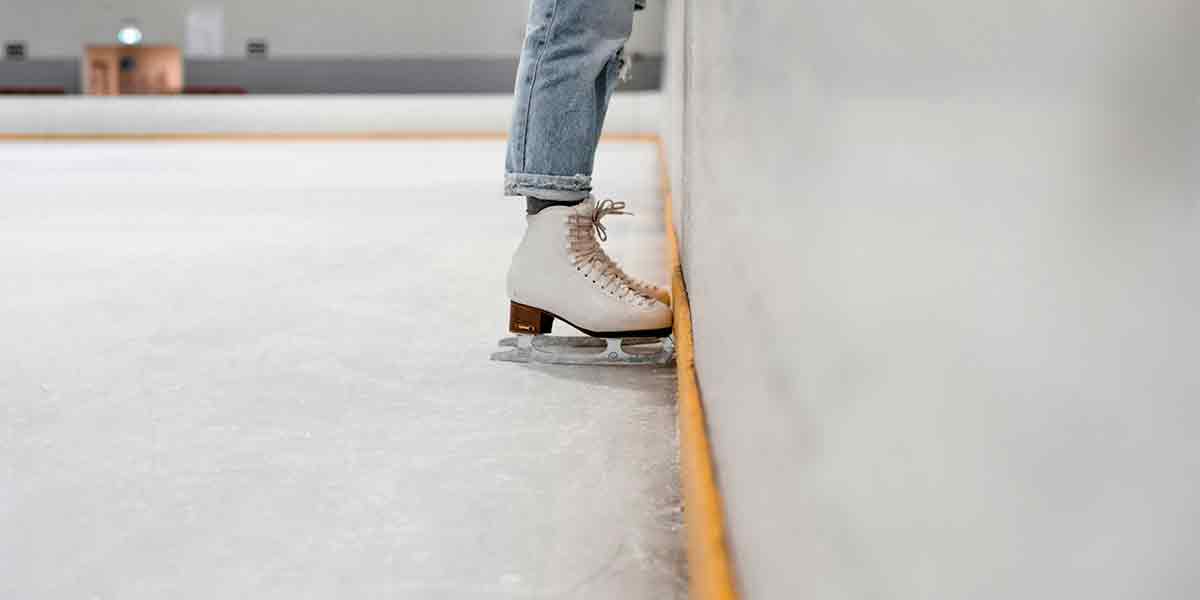 Una mujer patinando sobre hielo en una pista inmensa, uno de los planes en pareja Madrid más divertidos