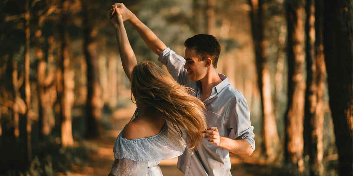 Una pareja bailando y posando para una sesión de fotos profesional, de la cual saldrán bonitos recuerdos, uno de los planes en pareja Madrid más románticos