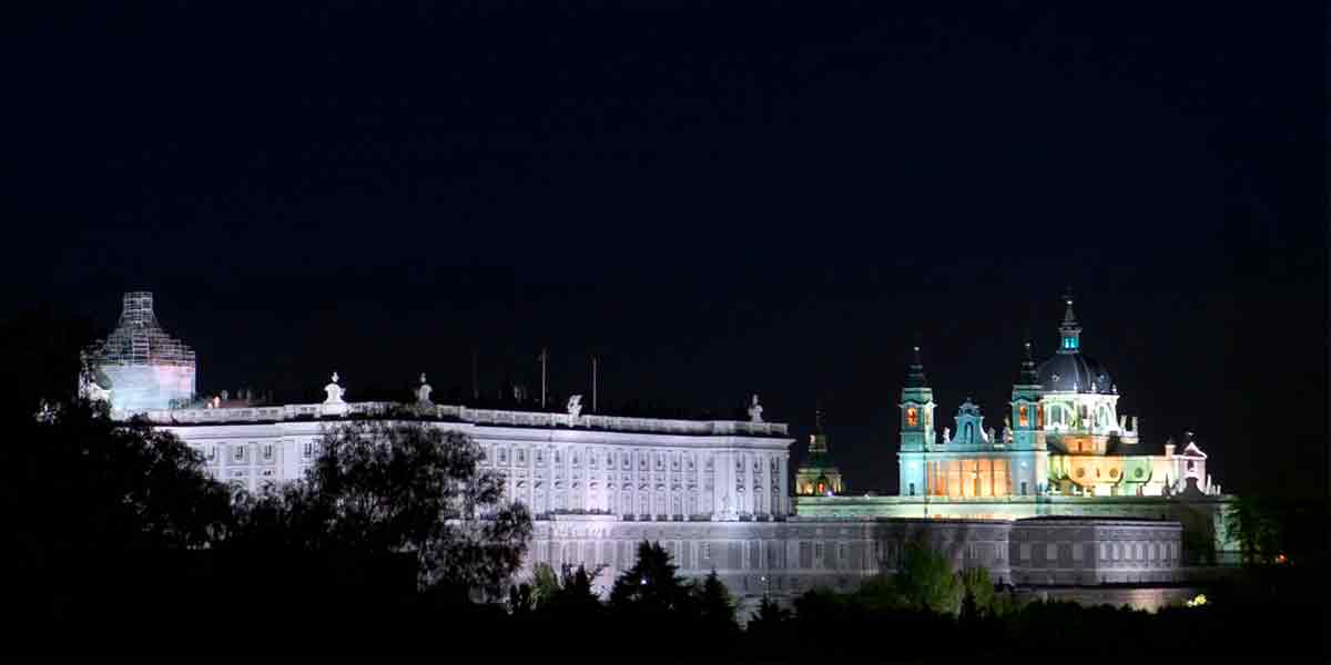 Impresionantes vistas al Palacio Real de Madrid iluminado por la noche, uno de los planes en pareja Madrid más románticos