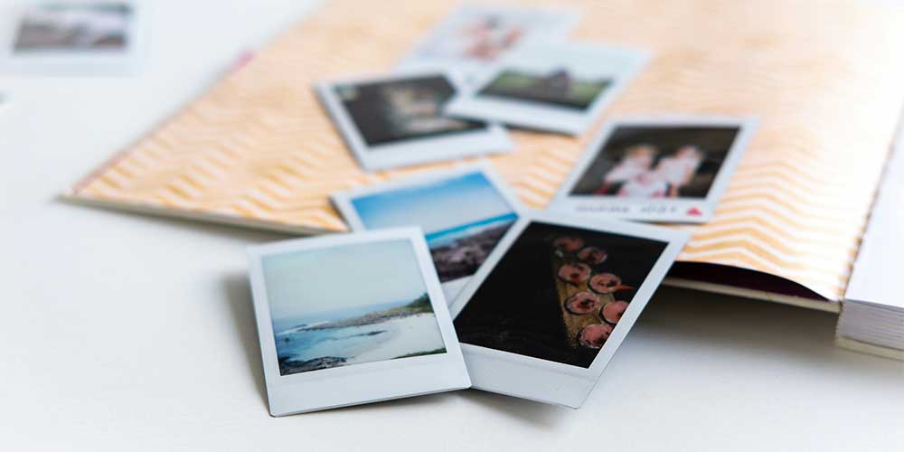 Un álbum de fotos personalizado es considerado uno de los regalos para parejas más clásicos y emotivos, ideal para parejas nostálgicas