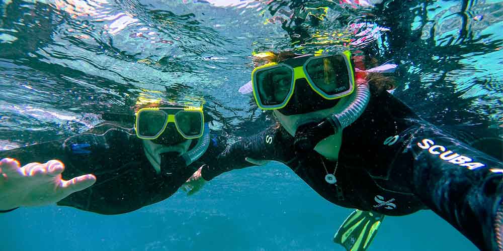 Uno de los mejores regalos para parejas exploradoras es realizar un apasionante bautizo de buceo