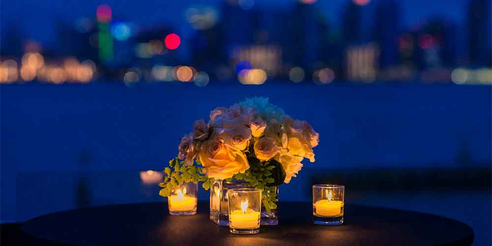 Una cena romántica con velas en casa es considerada como uno de los regalos para parejas más románticos y enamoradizos