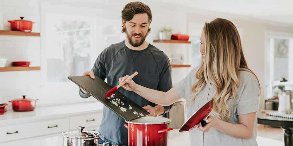 Una clase de cocina exótica es uno de los regalos para parejas que garantizan el éxito para quienes son amantes de la gastronomía de otros países