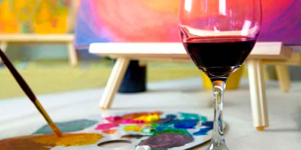 Un taller de pintar cuadros mientras se bebe vino es uno de los regalos para parejas más creativos, originales y de moda