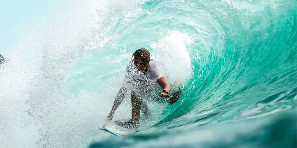 Unas clases en un simulador de olas para surf es uno de los regalos para parejas más dinámicos