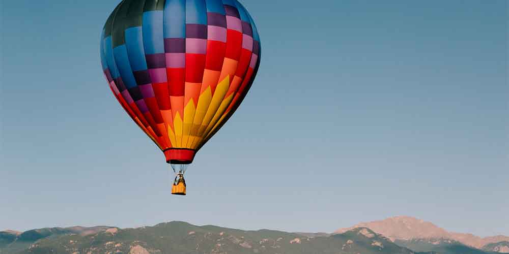 Un paseo en globo aerostático volando por las alturas es uno de los mejores regalos para parejas soñadoras