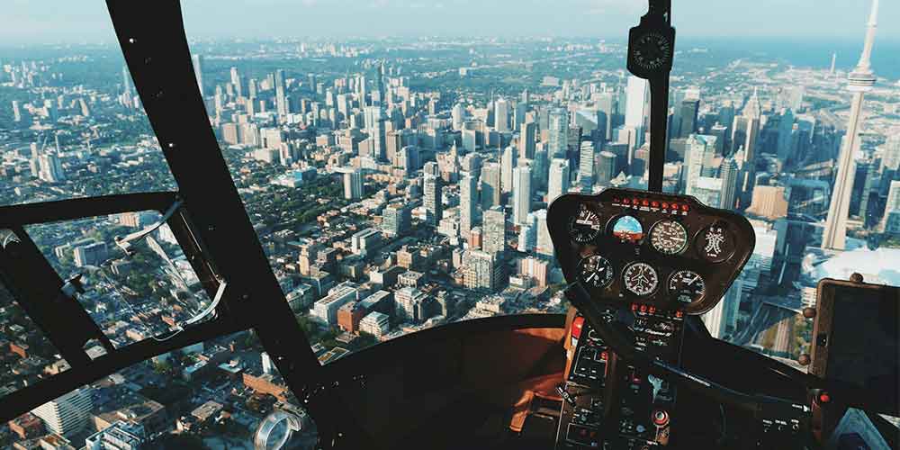 Uno de los regalos para parejas más impactantes es un paseo en helicóptero sobre tu ciudad