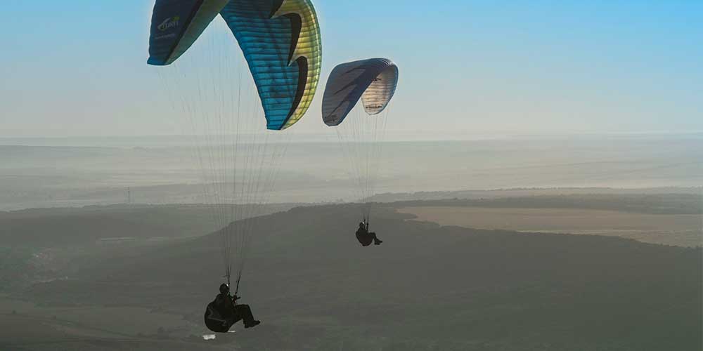 Volar en parapente es una experiencia apasionante y muy recomendada para quienes buscan regalos para parejas intrépidas