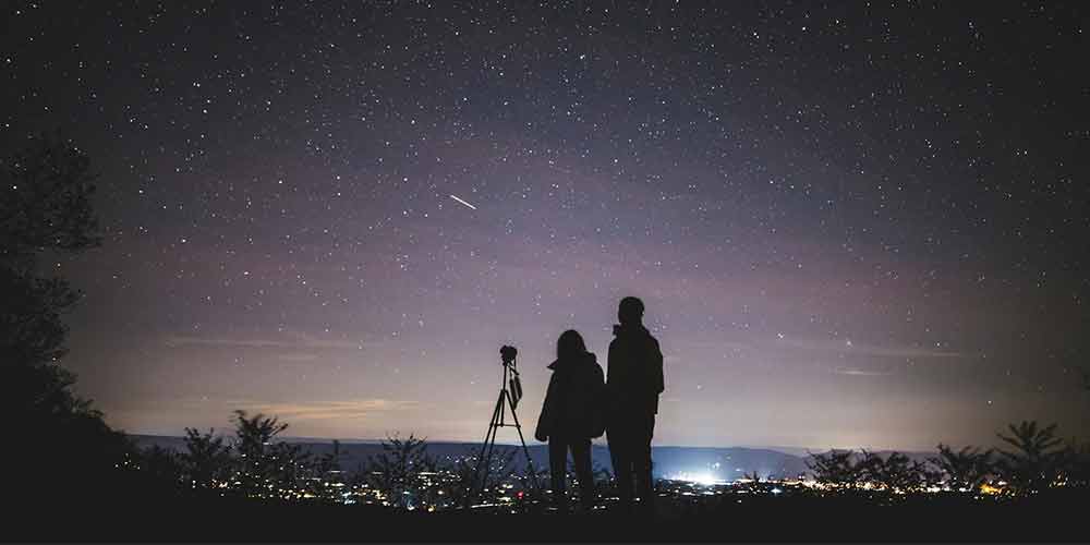 Una noche de observación de estrellas es uno de los mejores regalos para parejas románticas y soñadoras