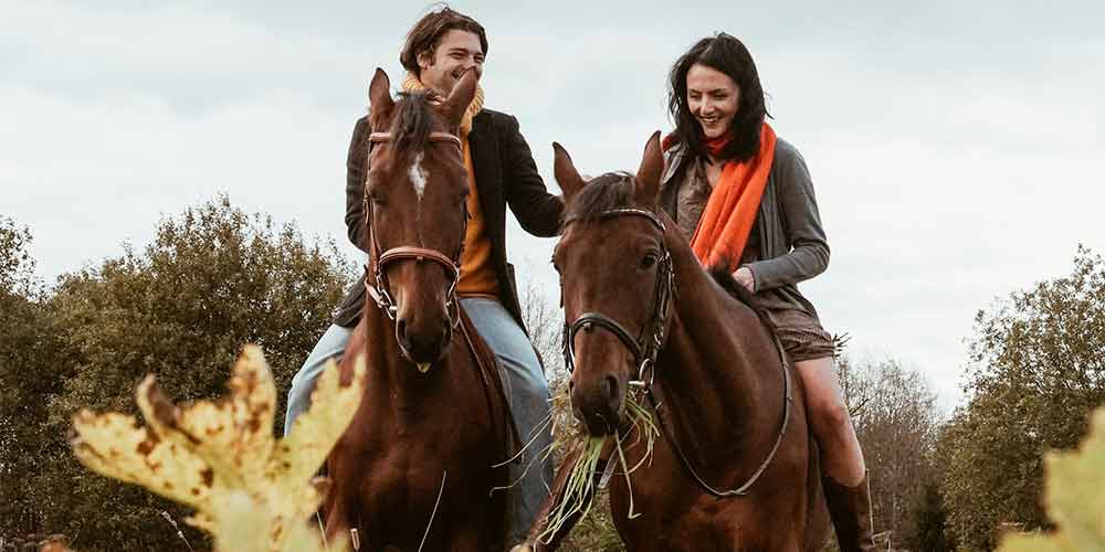 Un paseo a caballo es uno de los mejores regalos para parejas románticas y amantes de los animales