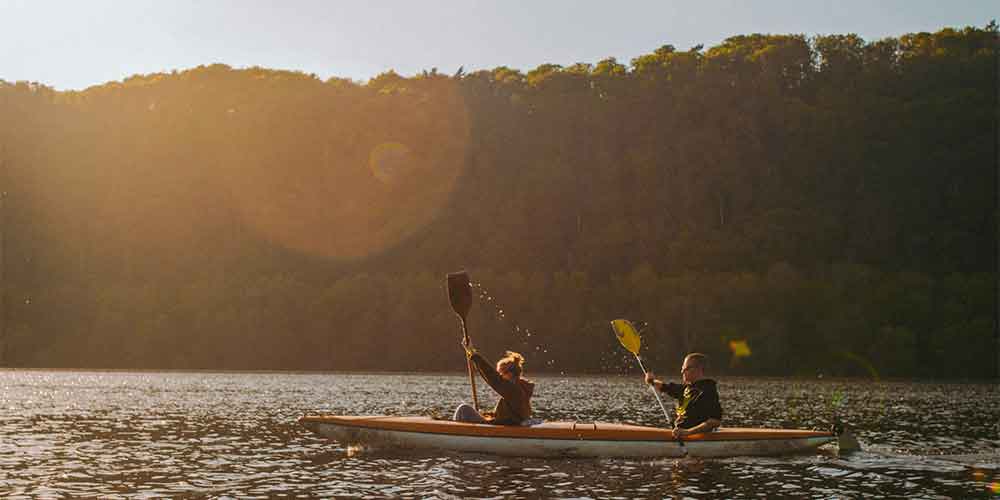 Un relajante paseo en kayak por el Pantano de San Juan es uno de los regalos para parejas más valorados por quienes aman la naturaleza