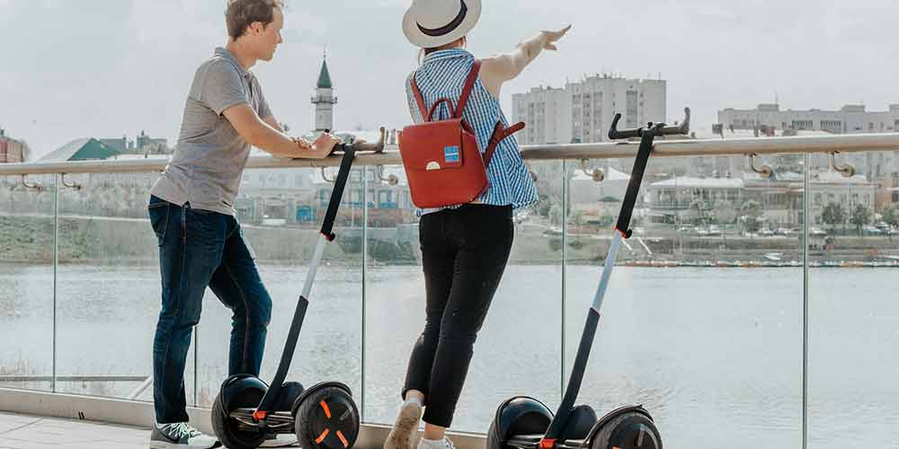 Un tour en segway es considerado uno de los regalos para novios más inolvidables y divertidos